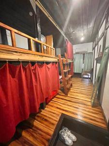 那霸月光荘沖縄的一间铺有木地板的红色窗帘客房