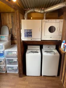 那霸月光荘沖縄的厨房配有2台洗衣机和微波炉
