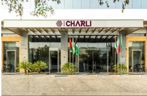 吉达CHARLI Hotel Jeddah的前面有旗帜的建筑