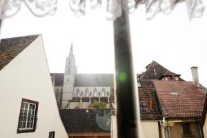 罗滕堡Hotel Schwarzer Adler的从教堂的窗户欣赏塔楼美景