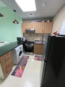 阿吉曼One bedroom new brand in ajman的厨房配有洗衣机和烘干机,位于地板上
