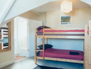纽基Smarties Surf Lodge的一间双层床间,房间内设有三张双层床