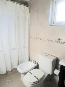 里奥格兰德House Rental RG_Departamento#1的白色的浴室设有卫生间和水槽。