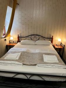 罗滕堡Hotel Schwarzer Adler的一间卧室配有一张床,上面有两条毛巾