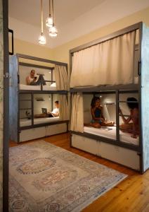 雅典Baloo Hostel的一群人睡在一张双层床里