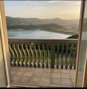 新瓦罗什Vila Bogicevic的享有水体景致的阳台