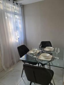 马普托Pousada Calma的一间设有玻璃桌和椅子的用餐室