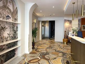 巴黎提姆帕莱皇家酒店的酒店大堂的走廊,铺有瓷砖地板