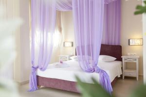 撒尼海滩Sunny Hill的一间卧室配有紫色窗帘和一张床
