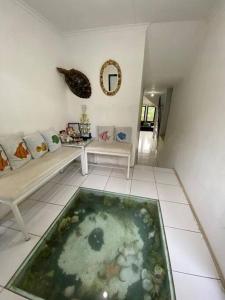 雅加达Coral House - Near Univ Indonesia Setu Babakan的楼下设有1间带浴缸的客厅