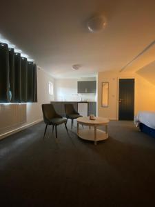 滨海韦斯顿Abbie Lodge Guest House的酒店客房配有一张床铺和一张桌子。