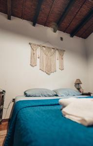 普尔马马尔卡Hotel Cactus Cerro的一间卧室配有一张带蓝色毯子的床