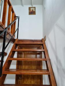 乌斯怀亚Cabaña Ceferino Ushuaia的房间里的一套木楼梯