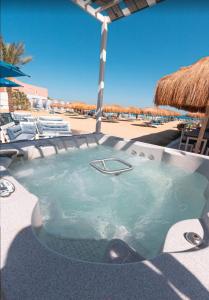 赫尔格达New Marina Hurghada Suite的海滩旁的热水浴池