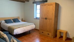 奥尔瓦伊特塞塔IRATIKO KABIAK的一间卧室配有一张床和一个木制橱柜