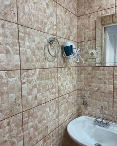 苏呼米Уютный Дворик的一间带水槽和镜子的浴室