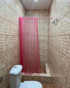 苏呼米Уютный Дворик的带淋浴、卫生间和红色淋浴帘的浴室