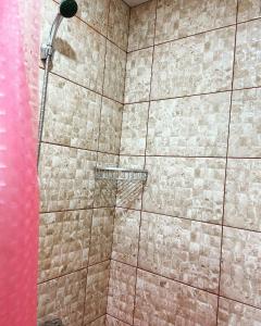 苏呼米Уютный Дворик的带淋浴喷头的浴室