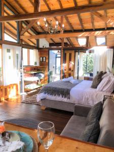 莱瓦镇Suite Cabaña Cantodeagua-Jacuzzi的一间大卧室,配有一张床和一张沙发