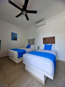 圣克鲁斯华特库blue BOCANA的卧室内的两张床,配有吊扇