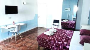 切萨雷奥港B&B Aloa的酒店客房带一张床、一张桌子和椅子