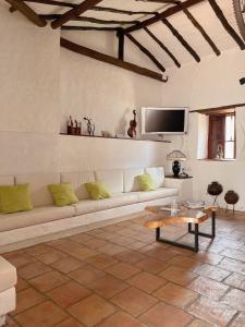 巴里查拉Casa Real Barichara的客厅配有白色沙发和电视