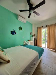 圣克鲁斯华特库blue BOCANA的一间卧室配有一张带吊扇的床