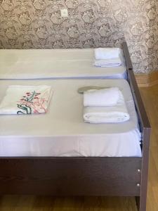 库塔伊西Hotel Mariana的床上有两条毛巾