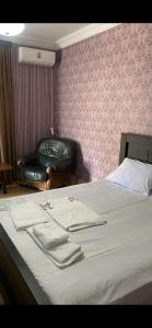 库塔伊西Hotel Mariana的一间卧室配有一张床,上面有两条毛巾