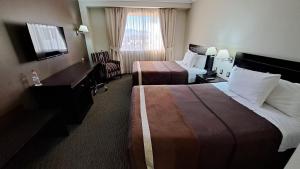 卡拉马迪亚哥德阿尔马格罗奥拓罗亚卡拉马酒店的酒店客房配有两张床和一张书桌