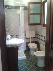 科尔萨诺Mirto的一间带水槽、卫生间和镜子的浴室
