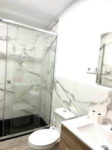 莫尼斯特罗尔Barceló Apartaments的带淋浴、卫生间和盥洗盆的浴室