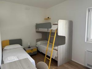 Leporano MarinaCasa del Sol Luxury Estate Puglia的客房设有两张双层床和梯子