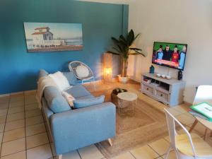 弗安特阿拉莫Casa Cariño @ Hacienda del Alamo Golf resort的客厅配有蓝色的沙发和电视