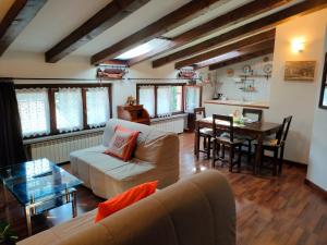 米兰Unique, bright loft chalet style with free private parking - Sandhouses的客厅配有沙发和桌子