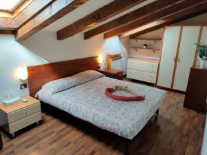 米兰Unique, bright loft chalet style with free private parking - Sandhouses的一间卧室,床上有红色的物体