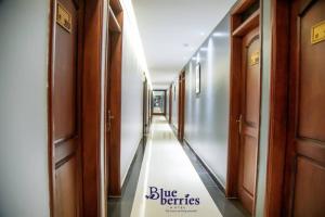 恩德培Blueberries Hotel的建筑物的走廊,上面标有蓝色的优惠