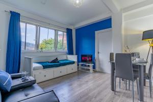 伦敦Bright 1 Bed Flat near London Bridge的一间拥有蓝色墙壁的卧室,配有一张床和一张桌子