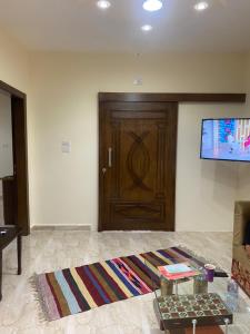瓦迪穆萨Darkum Apartment的一间带木门和地毯的客厅