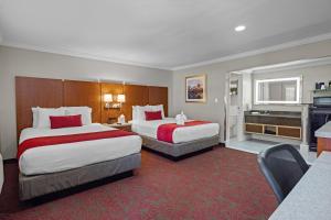 安纳海姆索勒酒店阿纳海姆的酒店客房带两张床和一间浴室