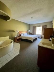 Walker沃克乡村酒店的酒店客房配有一张床和浴缸。