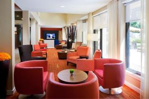 萨克拉门托纳透马斯萨克拉门托机场万怡酒店的大堂设有色彩缤纷的椅子和等候室