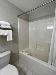 Walker沃克乡村酒店的浴室配有白色浴缸和卫生间。