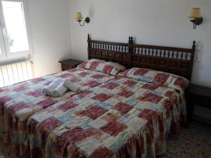 瓜达莱斯特里根迪贝佩旅舍的一间卧室配有一张带枕头的床