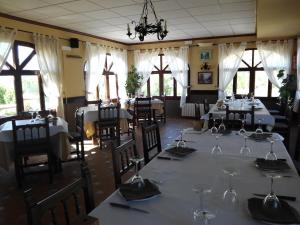 瓜达莱斯特里根迪贝佩旅舍的用餐室配有带酒杯的桌子
