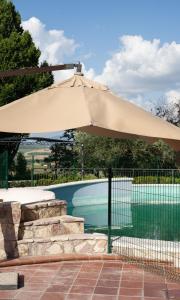瓜尔多卡塔内奥Lavanda - Villa Rita的游泳池旁的太阳伞