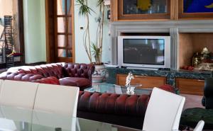 瓜尔多卡塔内奥Lavanda - Villa Rita的带沙发、桌子和电视的客厅