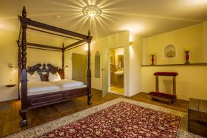 安贝格弗伦费斯特克纳斯特酒店的一间卧室设有天蓬床和一间浴室。