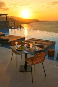 泽尔韦尼翁​Le Grand Bleu Resort的露台上的桌椅享有日落美景