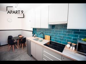 卢布林Apart 9的厨房配有水槽和桌子